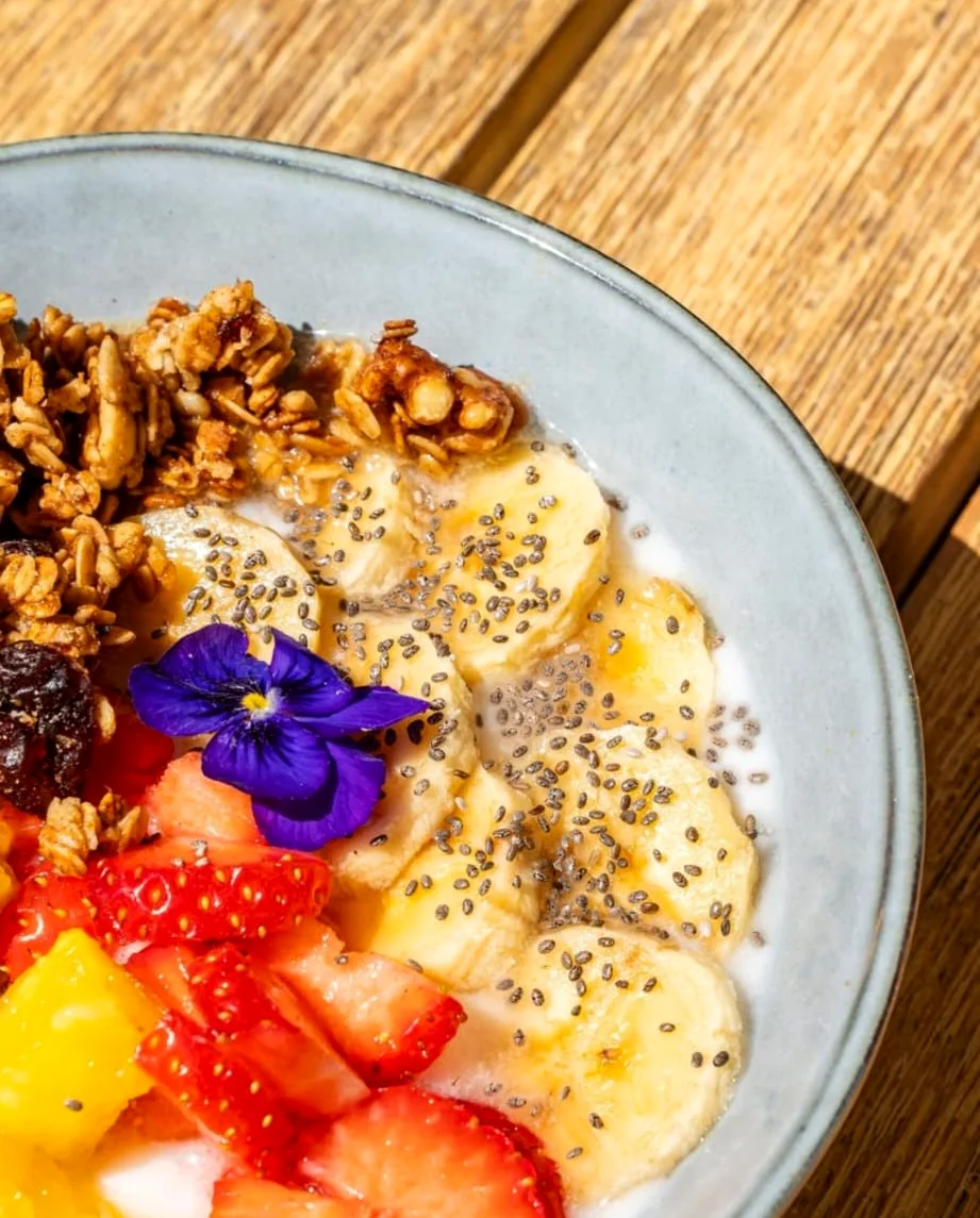 Açaí bowl con fruta fresca y granola Açaí bowl con fruta fresca y granola