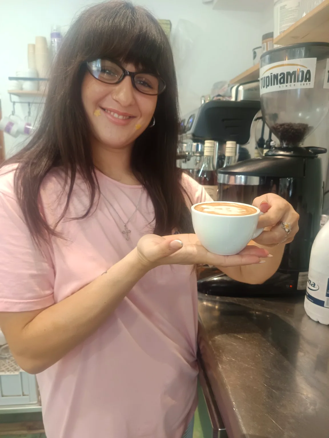 Café de especialidad: Latte art preparado por nuestro equipo barista.