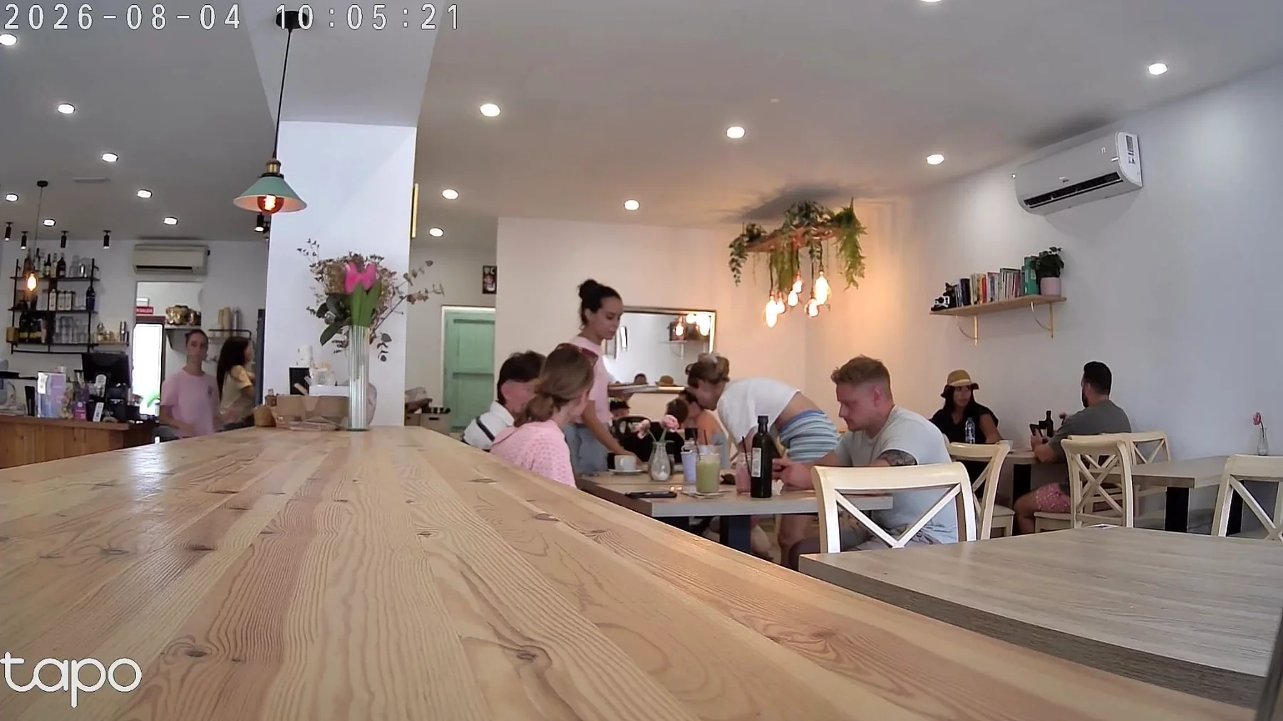Salón climatizado: Un espacio interior fresco y cómodo con unas 10 mesas.