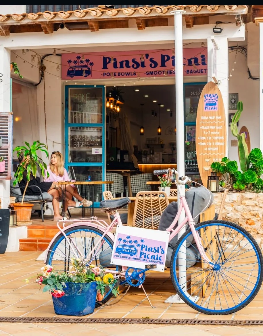 Fachada de Pinsi’s Picnic con bicicleta rosa Fachada de Pinsi’s Picnic con bicicleta rosa