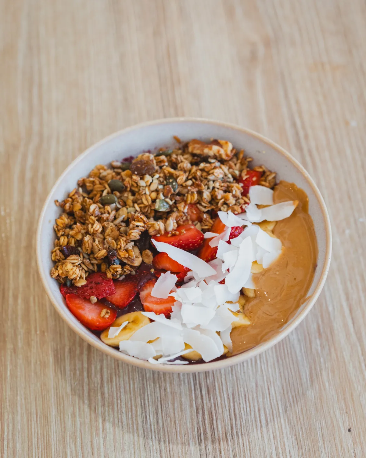 Hausgemachte Açaí Bowl bei Pinsi’s Picnic Hausgemachte Açaí Bowl mit frischem Obst und Granola