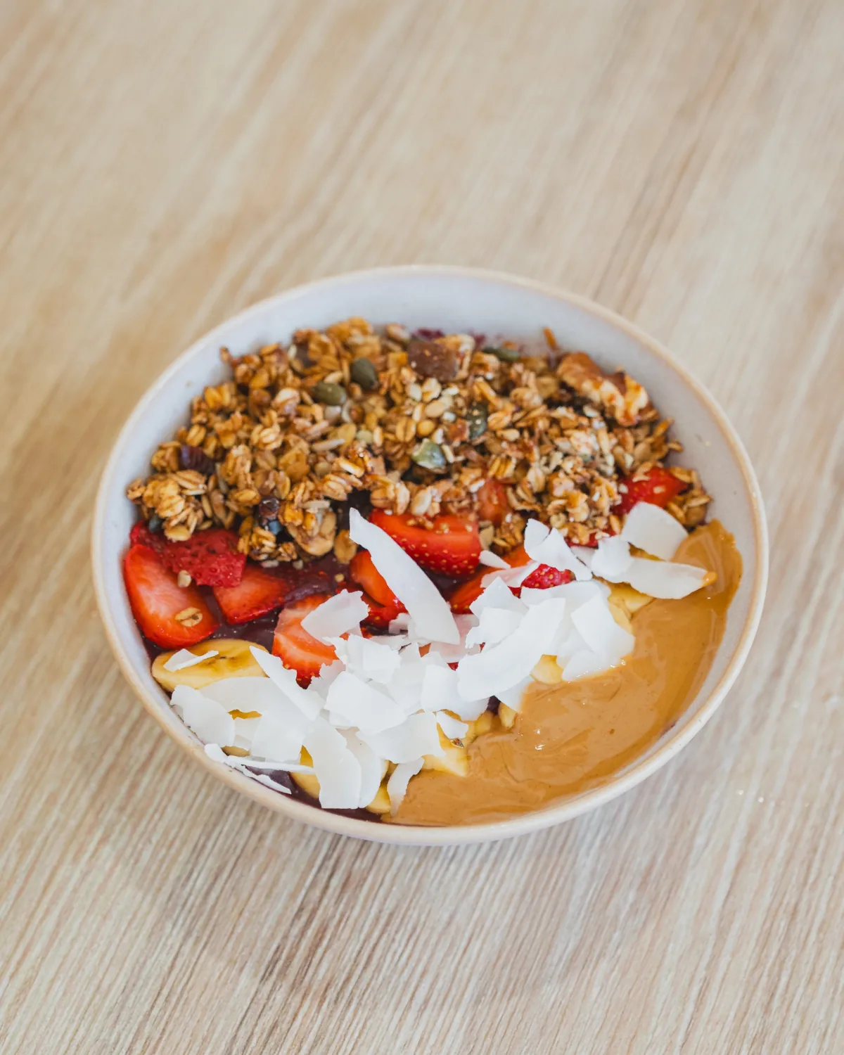 Açaí Bowl mit frischem Obst in Cala d’Or Açaí Bowl mit Erdbeeren, Banane, Kokos und Granola