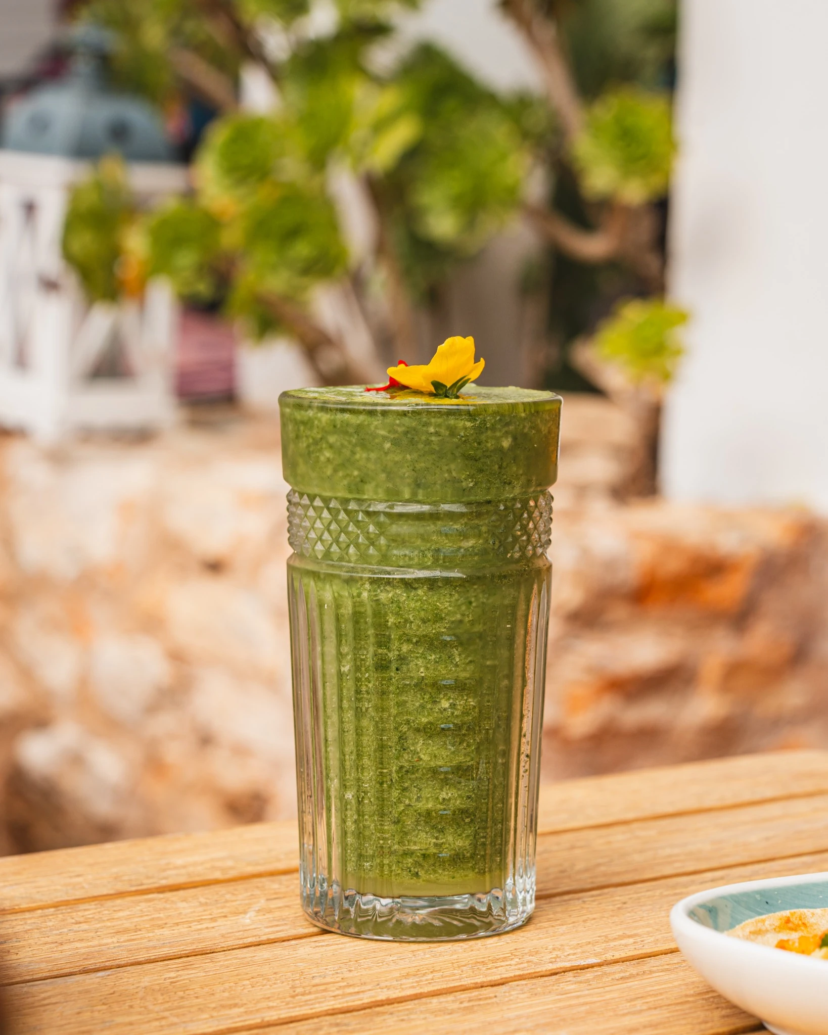 Smoothie verde natural en la terraza de Pinsi’s Picnic Smoothie verde natural en la terraza de Pinsi’s Picnic
