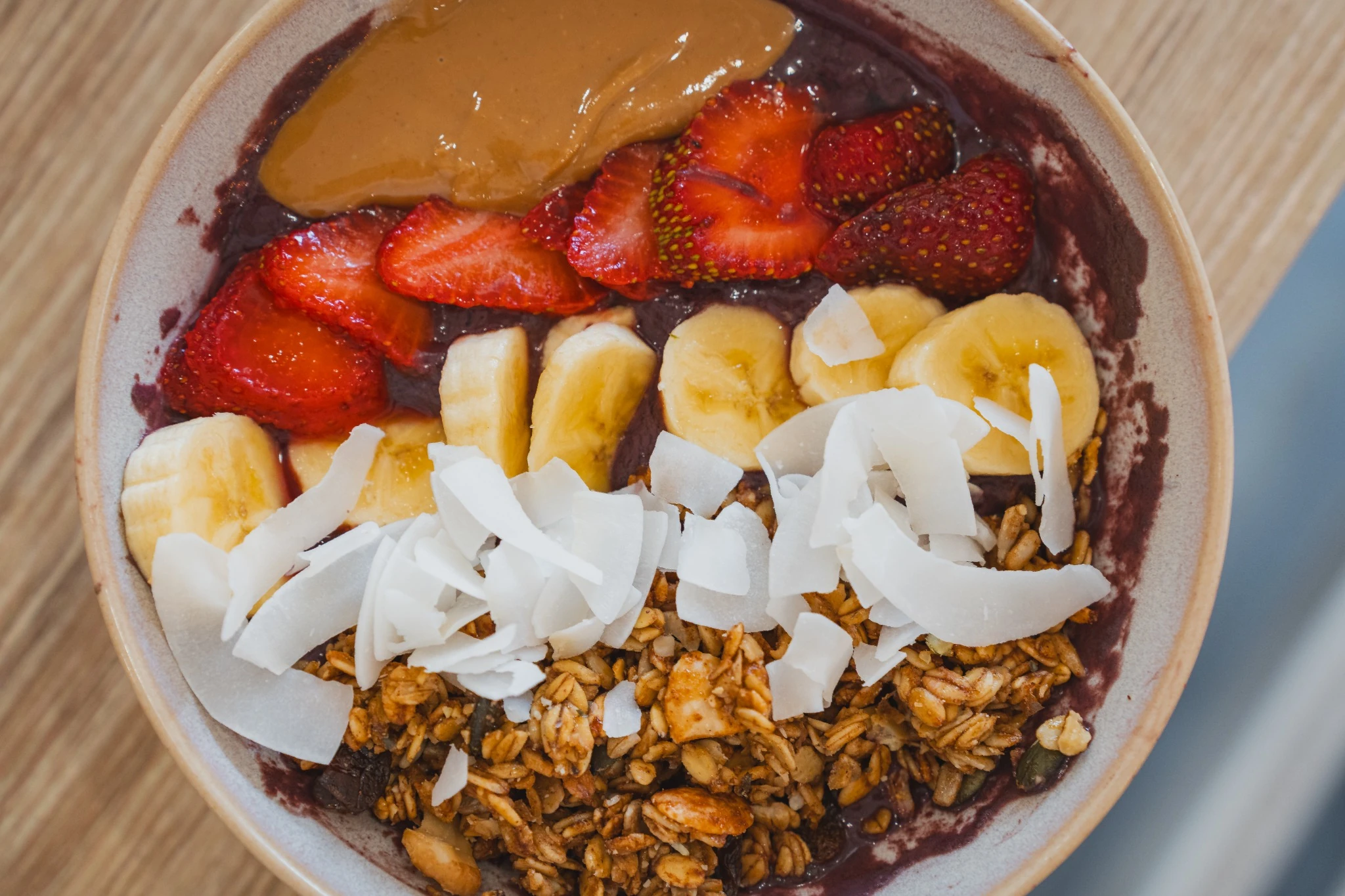 Açaí bowl con fruta fresca, coco y granola Açaí bowl con fruta fresca, coco y granola