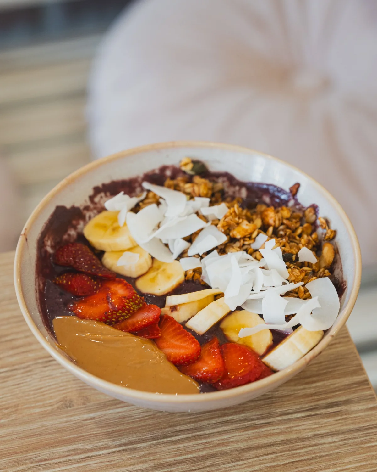 Açaí bowl with fresh fruit, granola and coconut at Pinsi's Picnic Cala d'Or